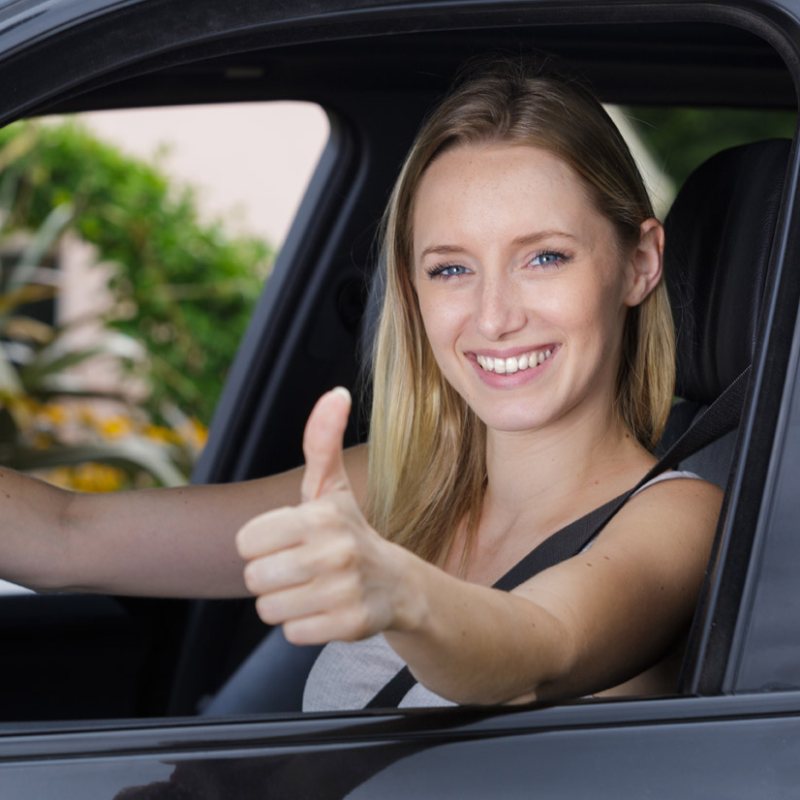 Mujer sonriente en coche